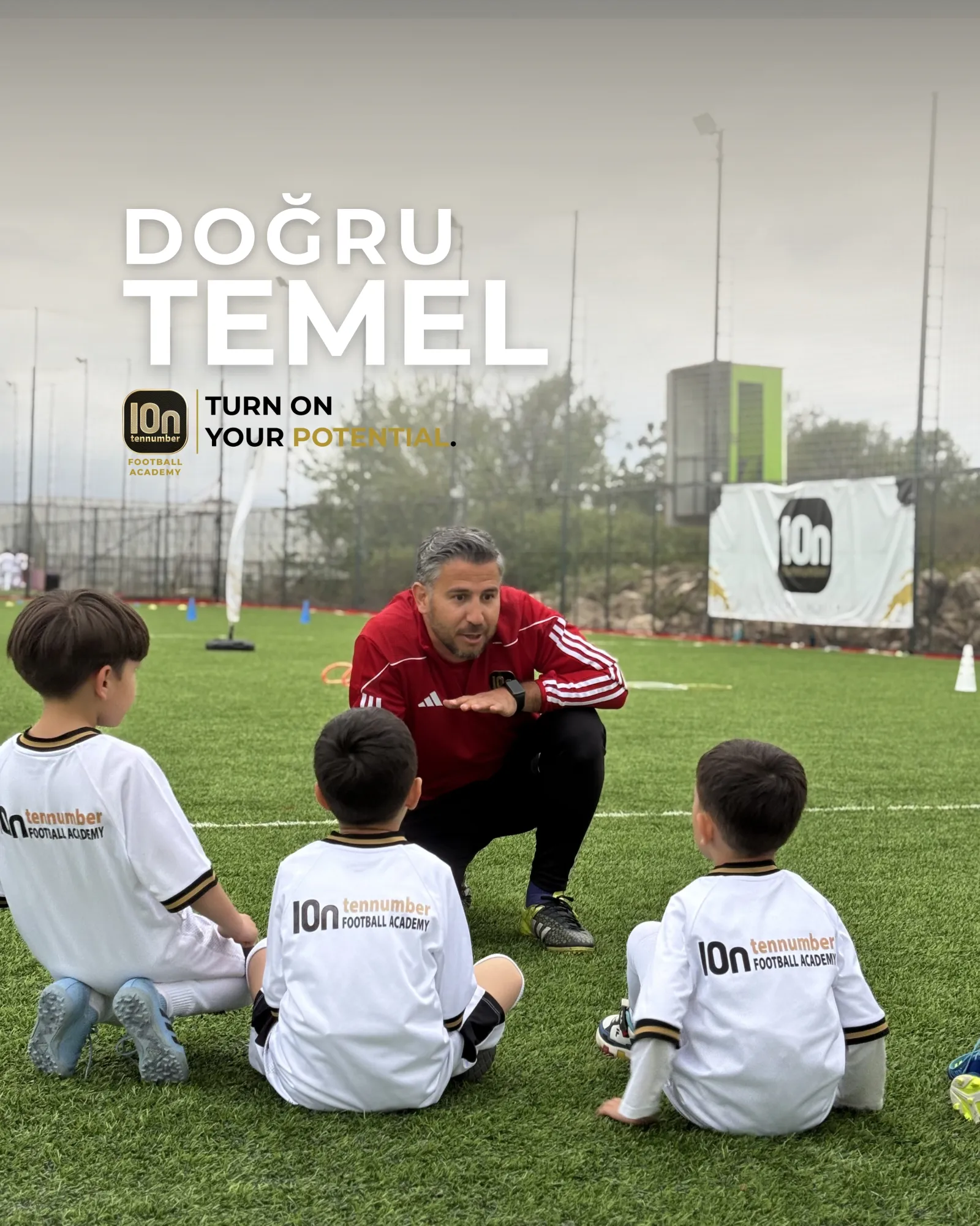 Antrenörümüz minik sporcularla saha içi eğitim anı - 10n tennumber Football Academy Antalya